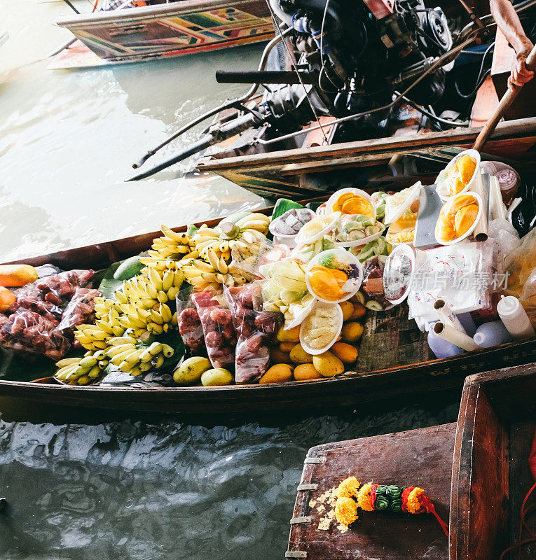 泰国Damnoen Saduak水上市场的街头小吃